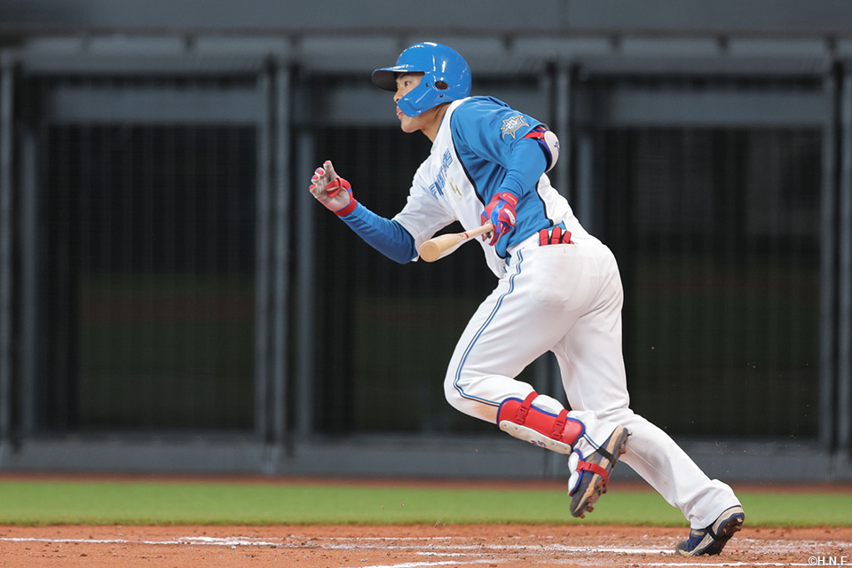 2回裏、二塁打を放つ野村選手