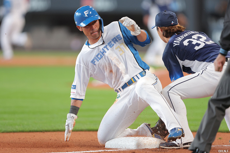 3回裏、三塁へ進塁した江越選手