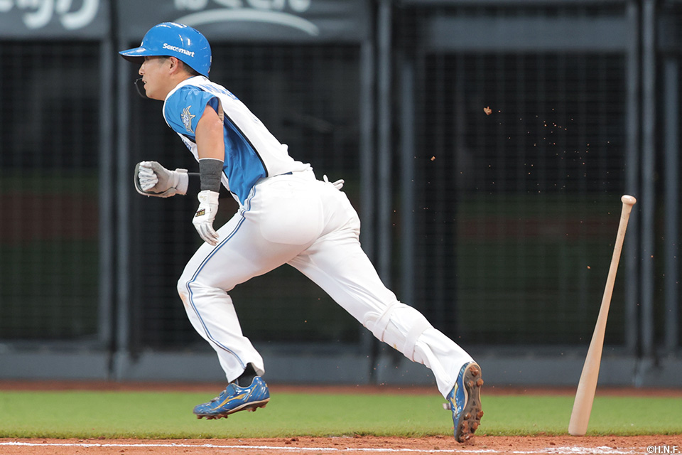 4回裏、ライトへヒットを放つ上川畑選手
