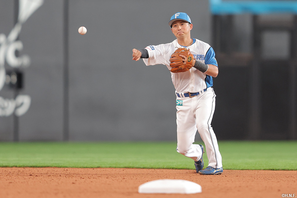 1回表、一塁へ送球する上川畑選手