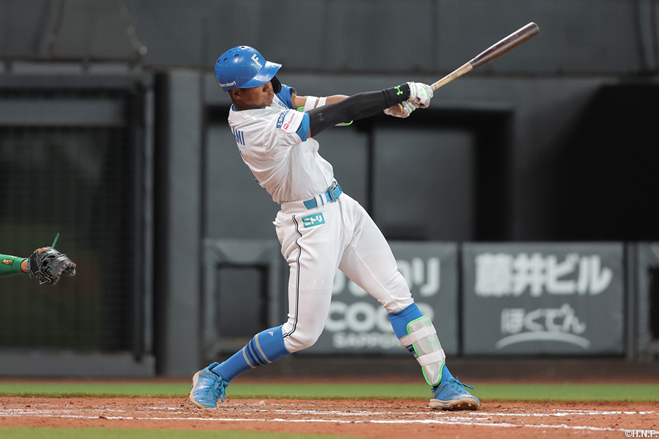 5回裏、センターへヒットを放つ万波選手