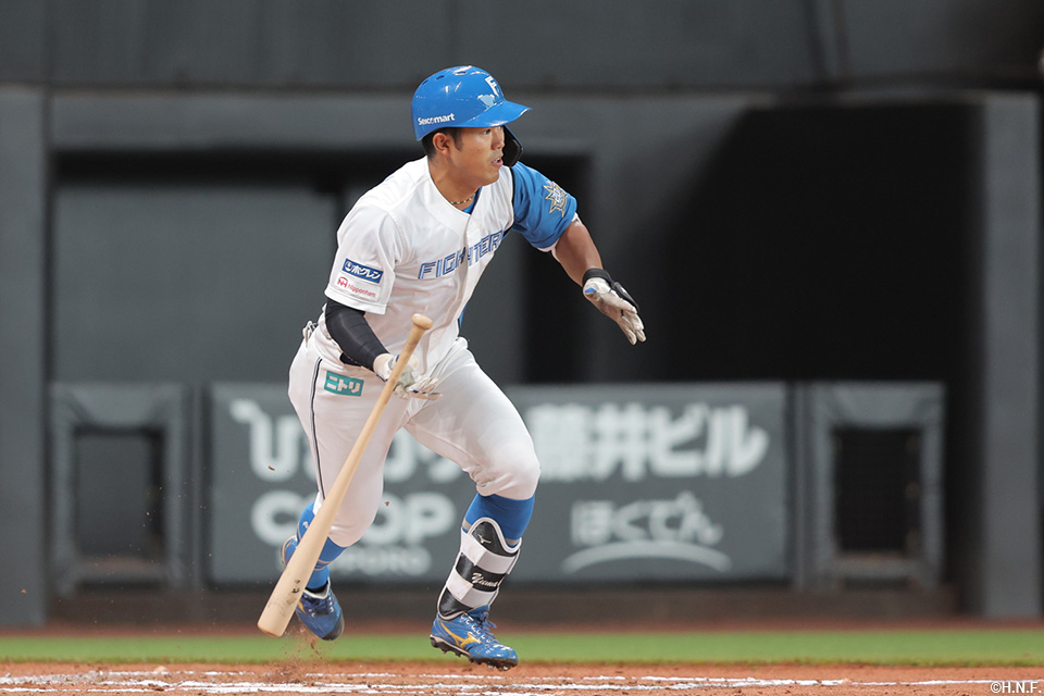 6回裏、センターへヒットを放つ今川選手