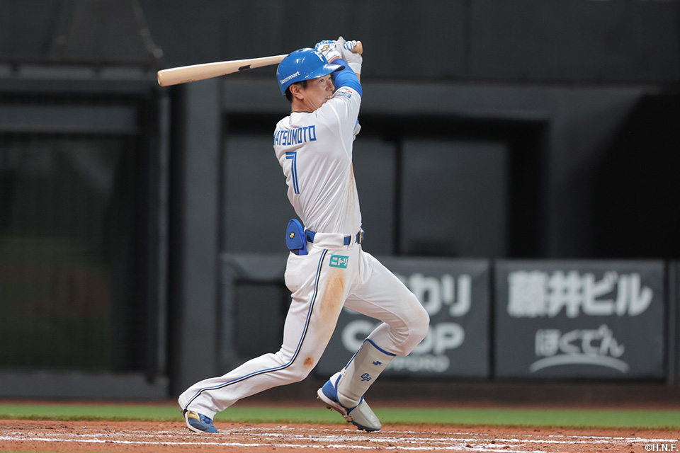 7回裏、ライトへヒットを放つ松本剛選手