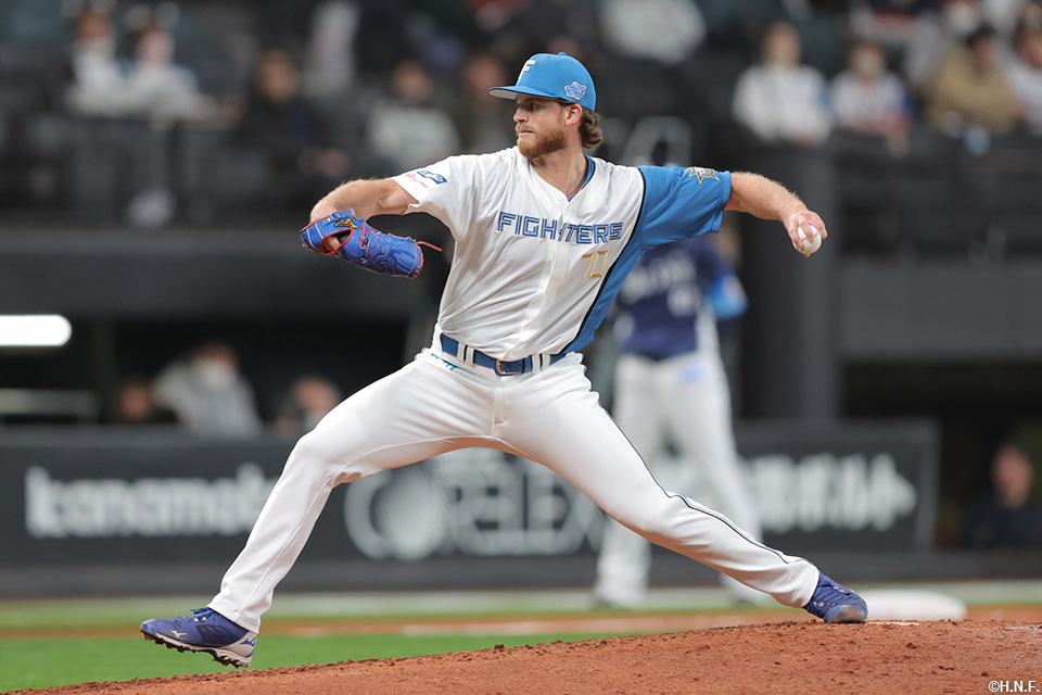 8回、四番手のメネズ投手