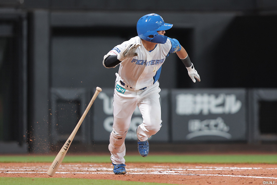 8回裏、レフトへヒットを放つ上川畑選手