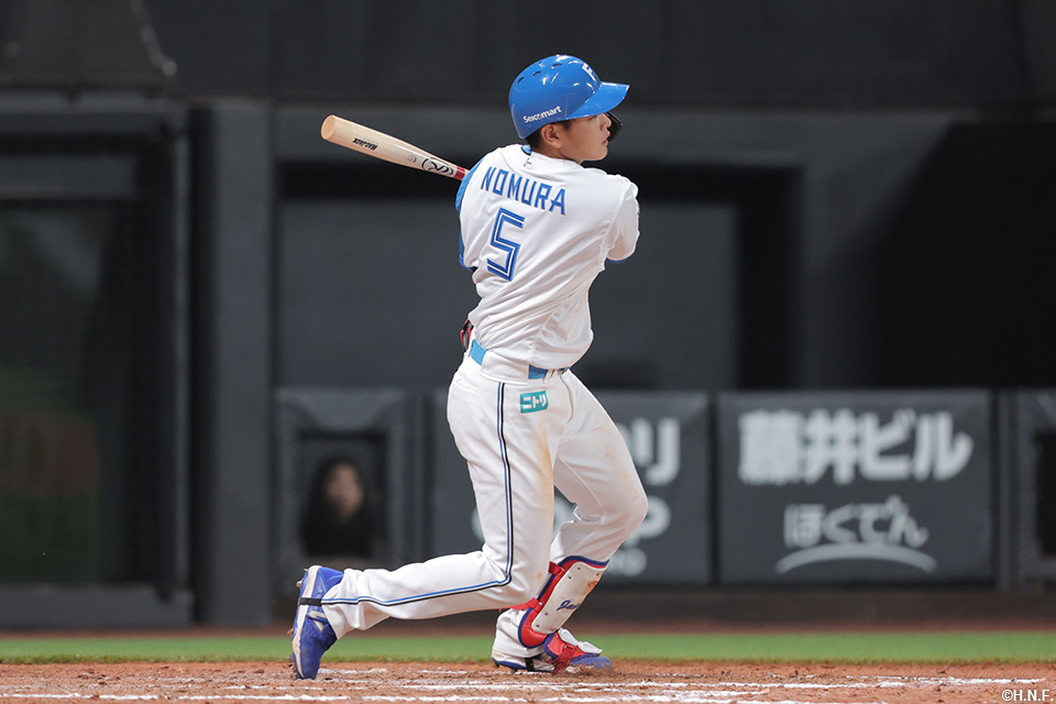 9回裏、レフトへヒットを放つ野村選手