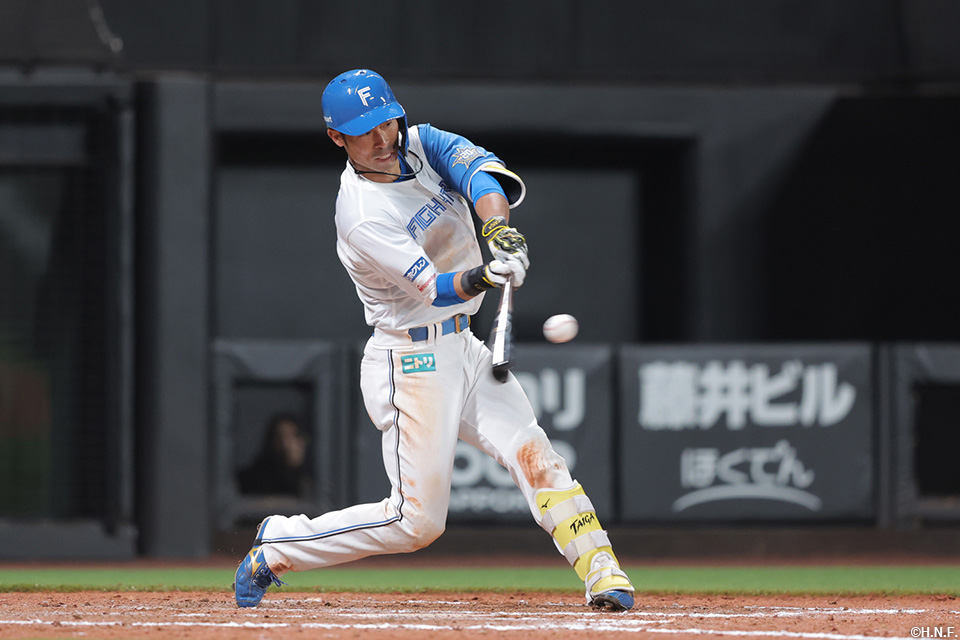 9回裏、サヨナラ適時打を放つ江越選手01