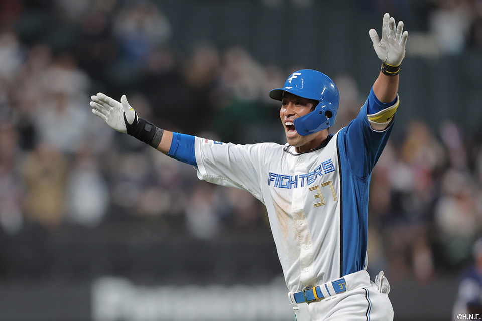 9回裏、サヨナラ適時打を放つ江越選手02