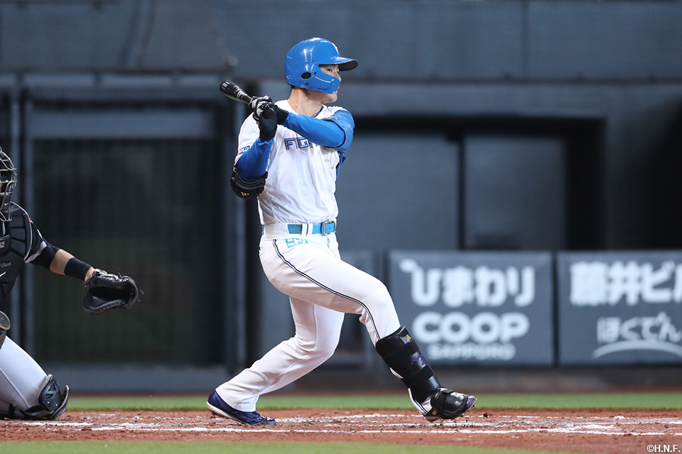 2回裏、ライトへヒットを放つ清宮選手