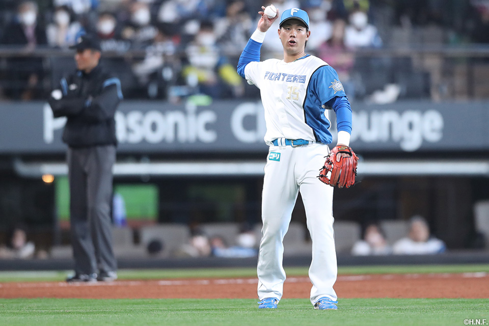 4回表、三塁の守備につく福田光選手