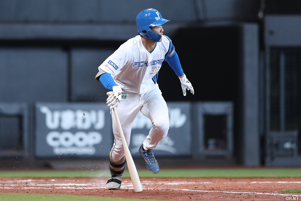 5回裏、センターへヒットを放つ石井選手01