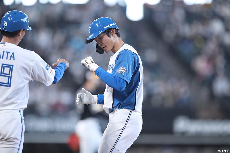 5回裏、センターへヒットを放つ石井選手02