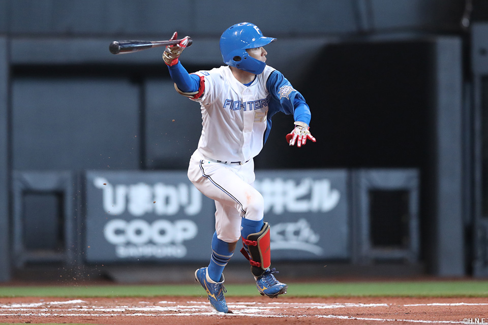 6回裏、センターへヒットを放つ五十幡選手