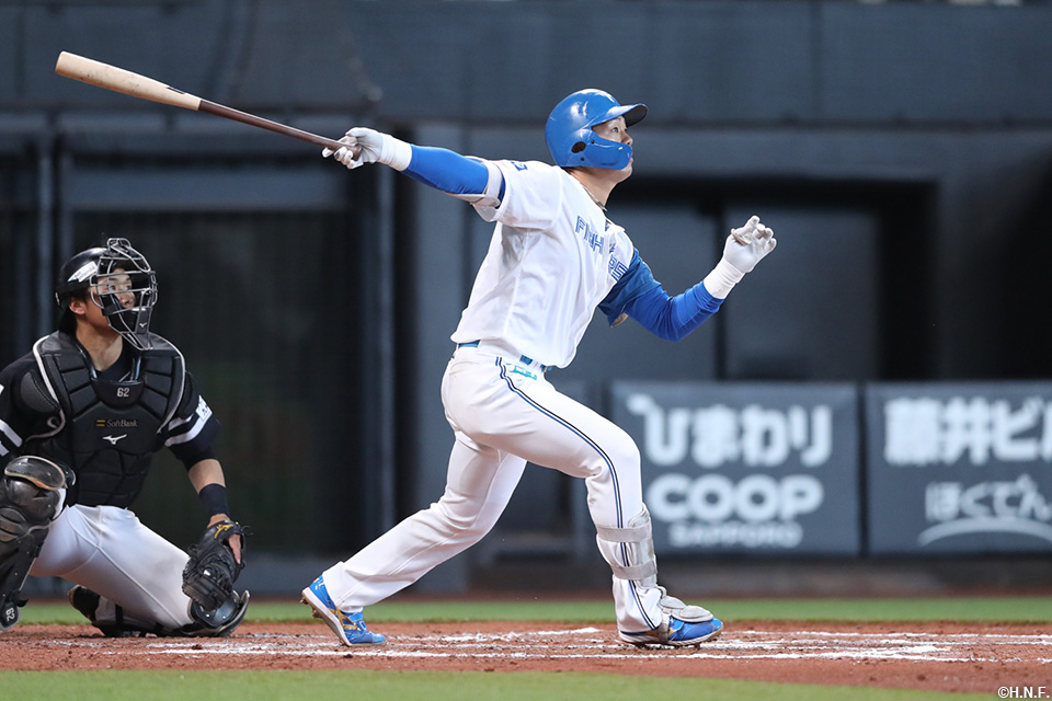 6回裏、ライトへ先制適時二塁打を放つ福田光選手01