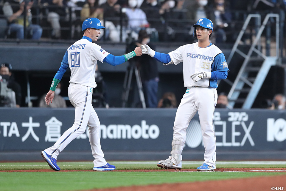 6回裏、ライトへ先制適時二塁打を放つ福田光選手02