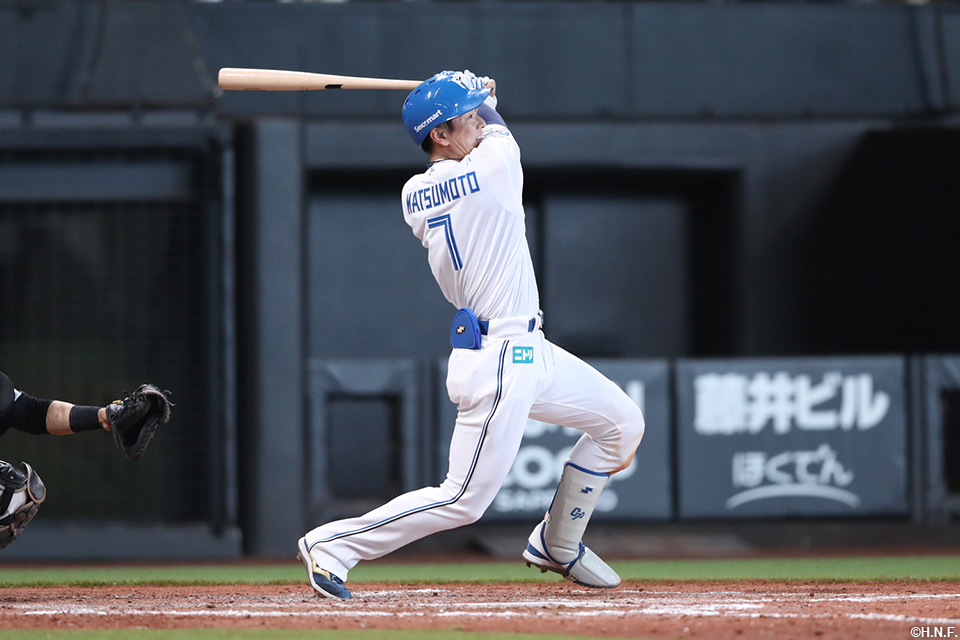 7回裏、センターへヒットを放つ松本剛選手
