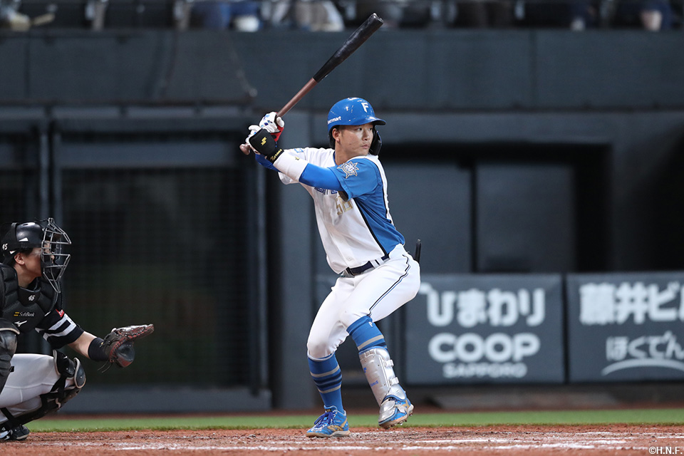 8回裏、代打で打席に立つ奈良間選手