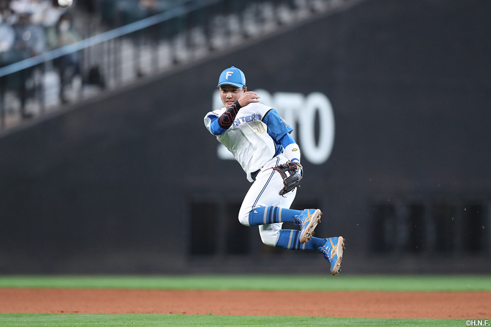 9回表、好守を見せる奈良間選手