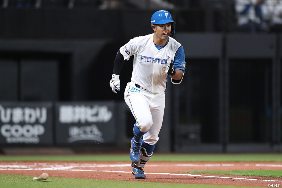 1回裏、先制2ランを放った今川選手01