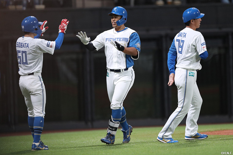 1回裏、先制2ランを放った今川選手02