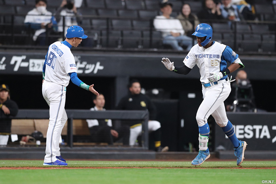 3回裏、本塁打を放った万波選手