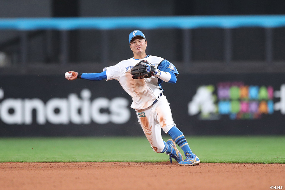 4回表、好守をみせる奈良間選手