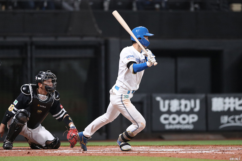 4回裏、センターへヒットを放つ石井選手