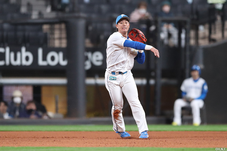 5回表、好守をみせる福田光選手