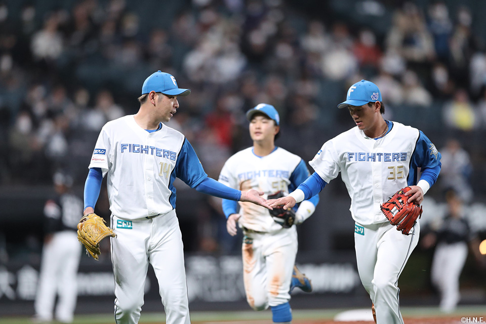 5回表を抑えた加藤貴投手と福田光選手