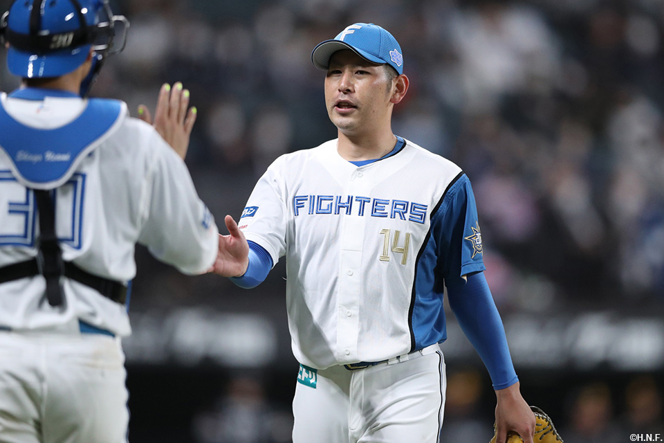 6回表を抑えた加藤貴投手