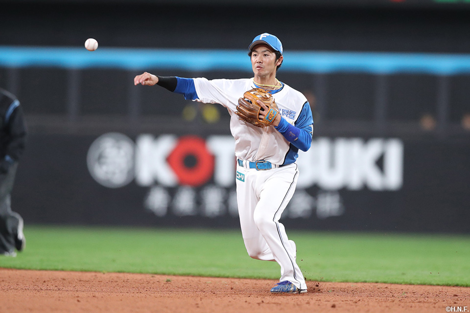 7回表、好守をみせる谷内選手