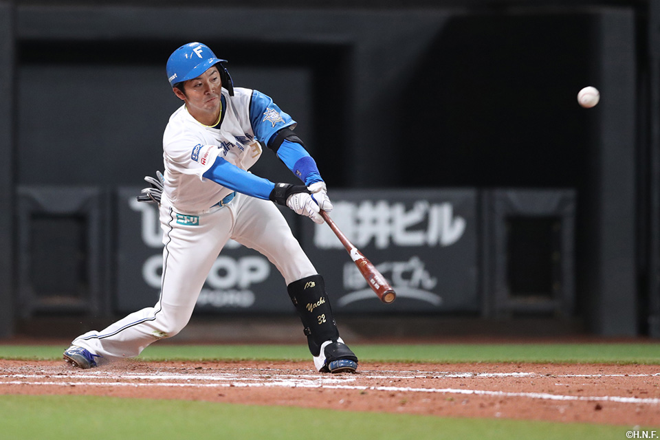 7回裏、ライトへヒットを放つ谷内選手