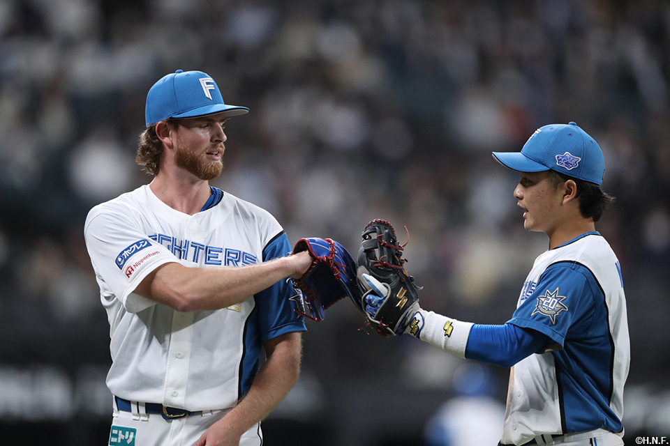 8回表を抑えたメネズ投手と奈良間選手