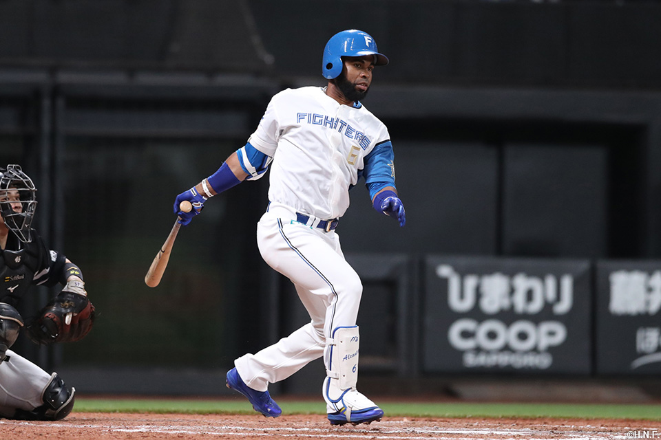 8回裏、内野安打を放つアルカンタラ選手