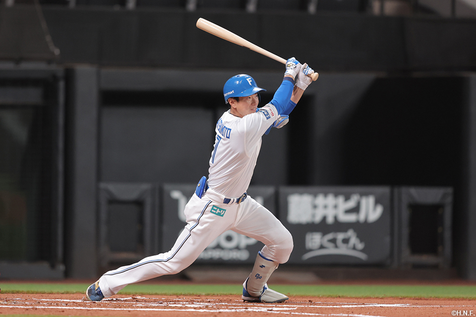 1回裏、ライトにヒットを放つ松本剛選手