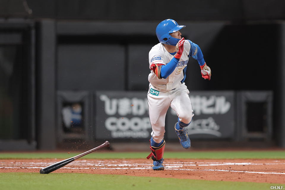 3回裏、センターへ二塁打を放つ五十幡選手