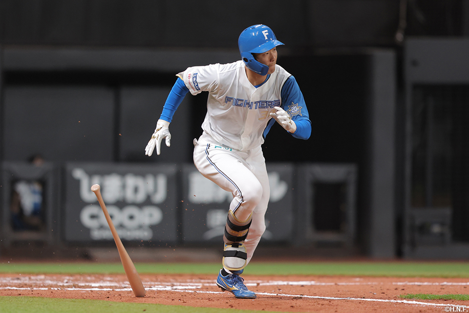 3回裏、センターへ同点適時打を放つ石井選手