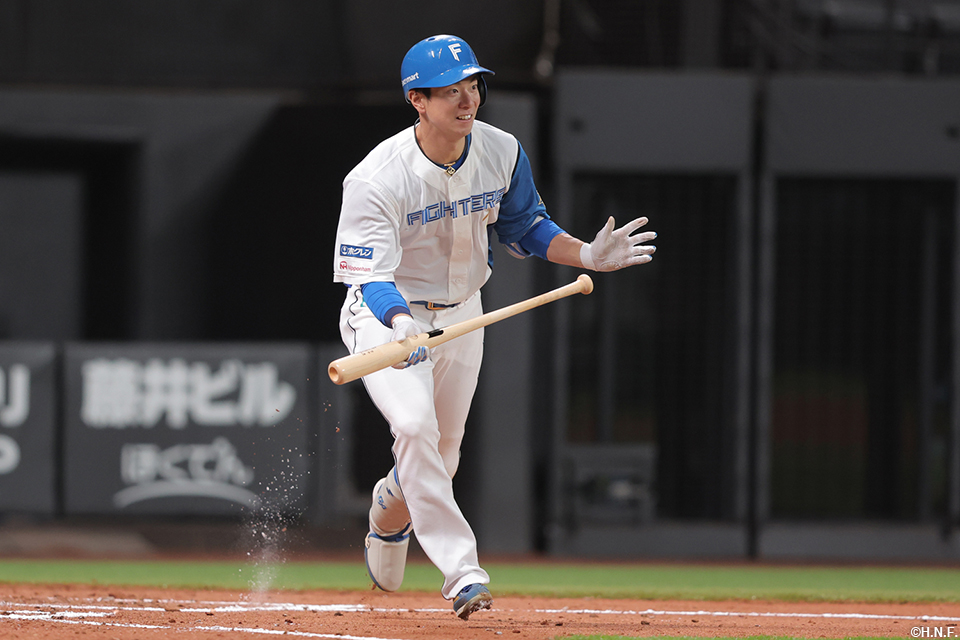 3回裏、ライトへヒットを放つ松本剛選手