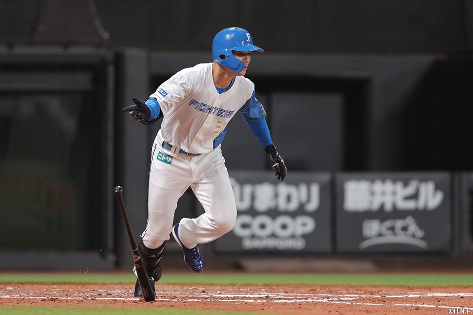 4回裏、ライトへヒットを放つ清宮選手