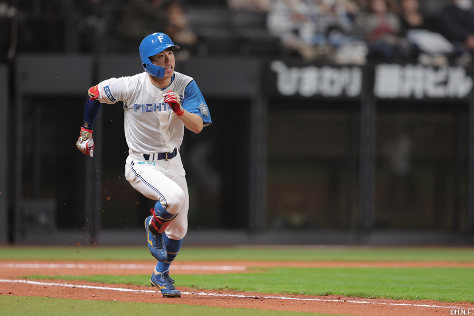 8回裏、ライトへヒットを放つ五十幡選手