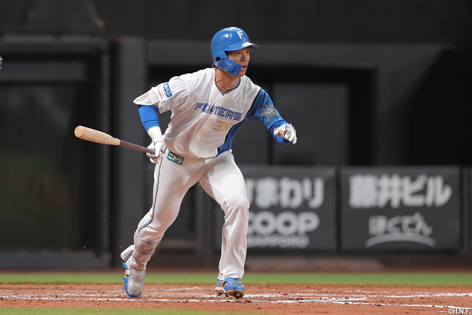 8回裏、ライトへヒットを放つ福田光選手