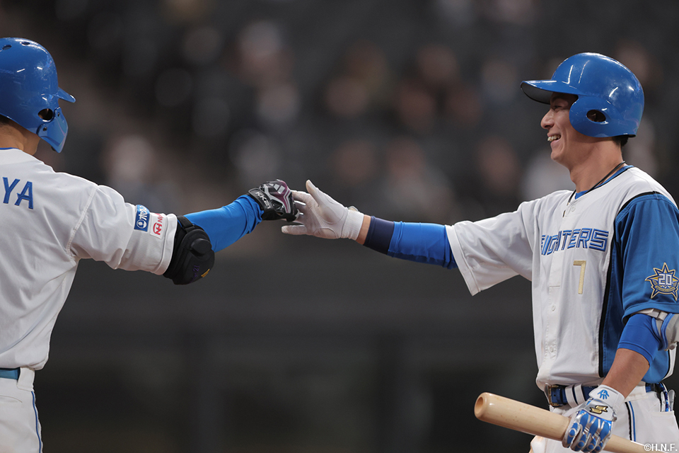 8回裏、ライトへ犠牲フライを放った松本剛選手と清宮選手