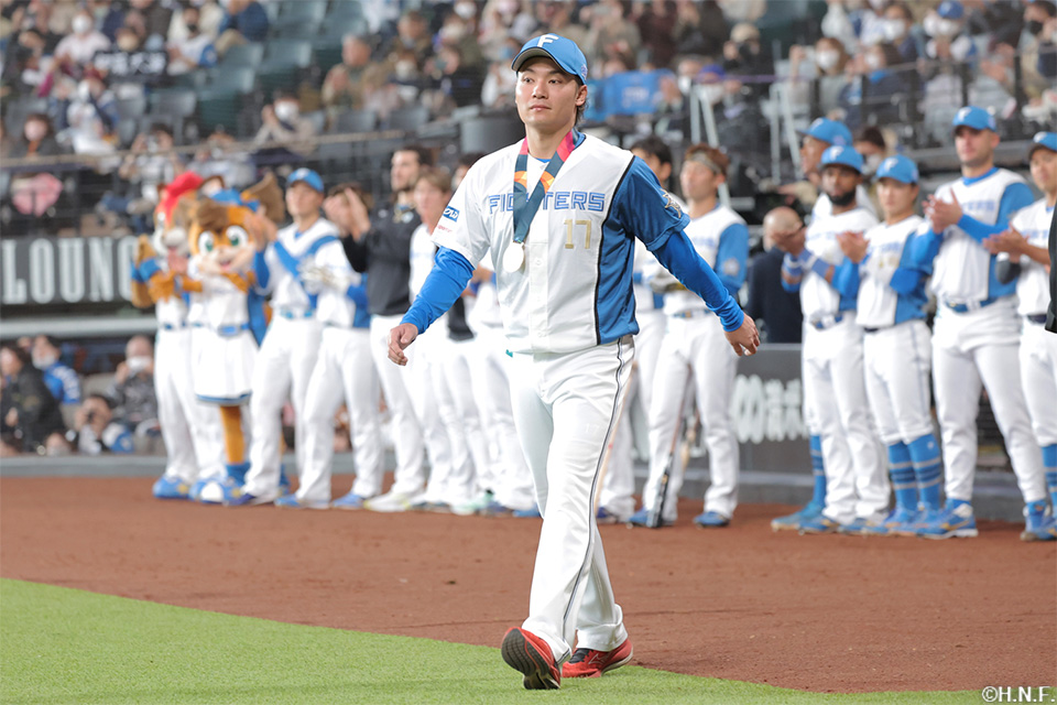 試合前、WBC優勝セレモニーに臨む伊藤投手