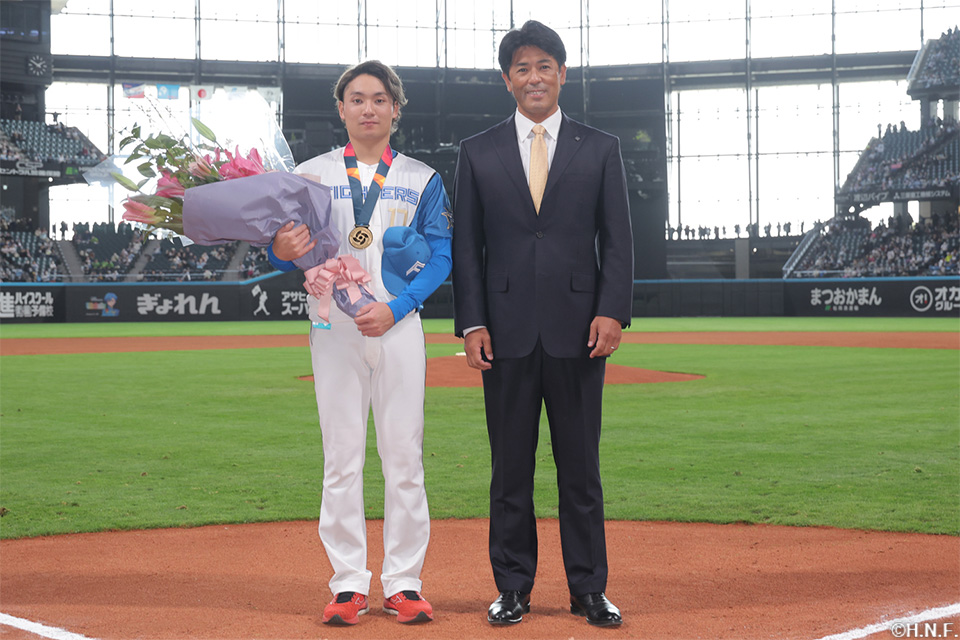 稲葉GM（前日本代表監督）と伊藤投手