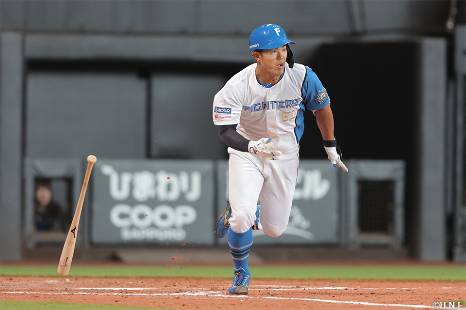 3回裏、セカンドへの内野安打を放つ今川選手