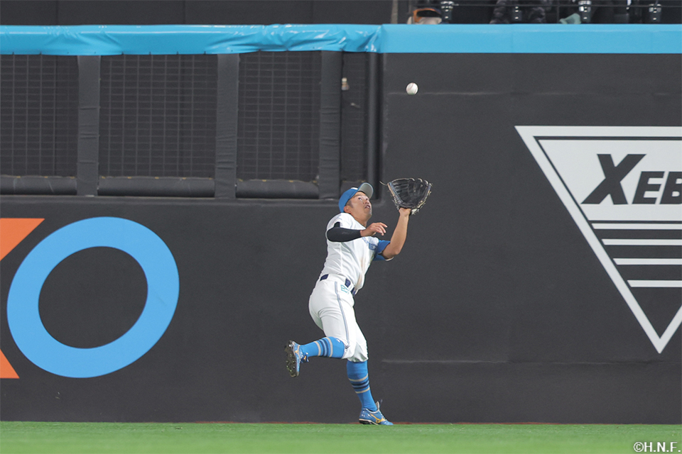 5回表、好守を見せる今川選手