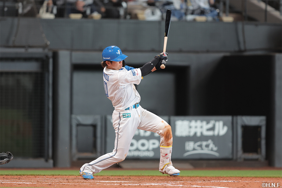 5回裏、二打席連続の安打を放つ清水選手
