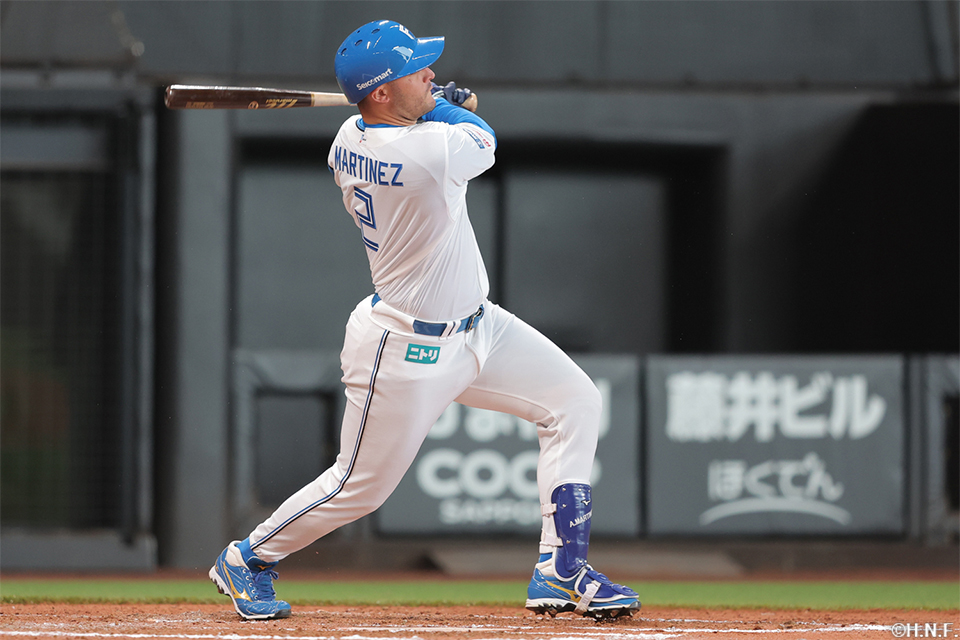 6回裏、チーム合流後初安打を放つマルティネス選手01