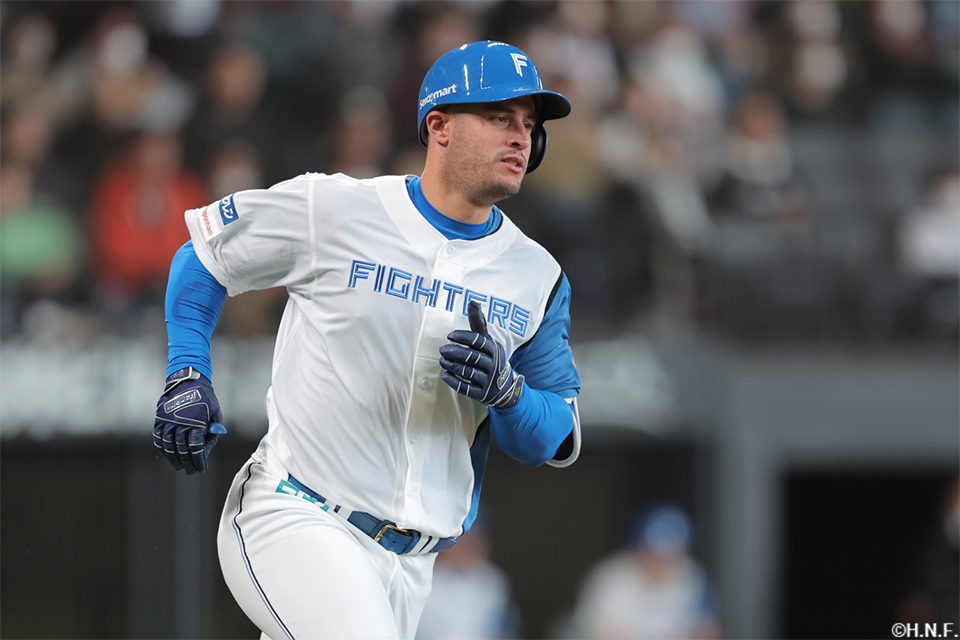 6回裏、チーム合流後初安打を放つマルティネス選手02