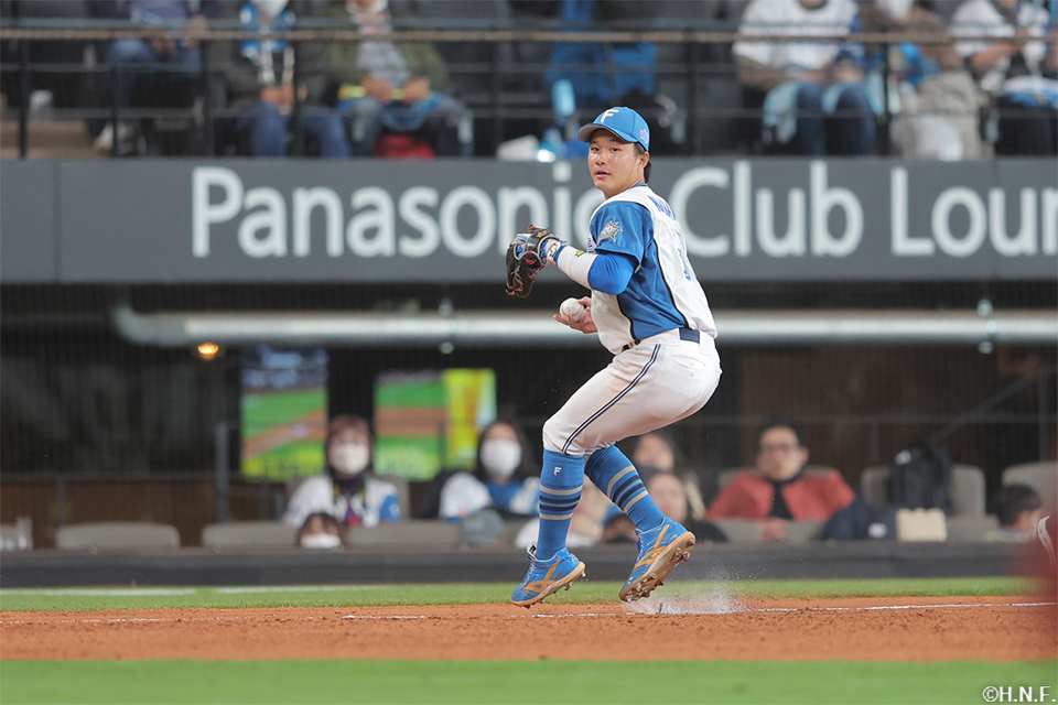 “8回表、好守を見せる奈良間選手”